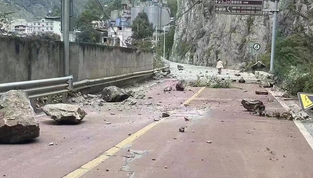 泸定震中磨西古镇酒店均有受损，公路塌陷切断海螺沟景区对外联系