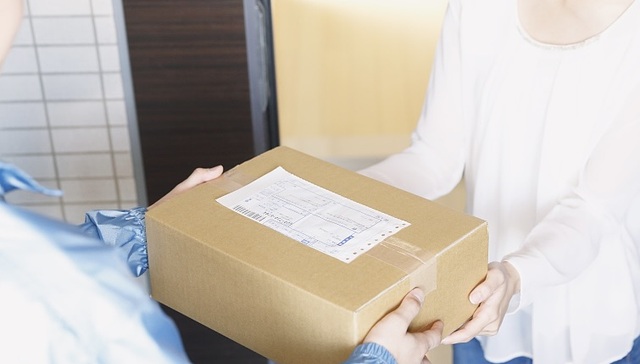 快递柜、驿站遍地，顺丰、菜鸟为何又竞相承诺“不上门必赔”？