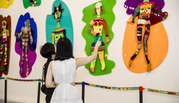 甜蜜謊言點(diǎn)燃藝術(shù)激情：當(dāng)她請(qǐng)四川老家阿姨們用毛線編織萬物