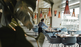 從賠錢到滿房，酒店投資人把自己打造成“全能”選手