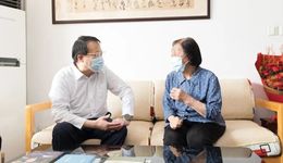 向全市廣大教師和教育工作者致以節(jié)日祝福和誠摯問候！李強(qiáng)龔正看望慰問教師代表