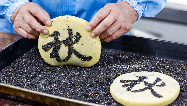 【图集】“土月饼”走红中秋市场，每一口都是儿时的味道