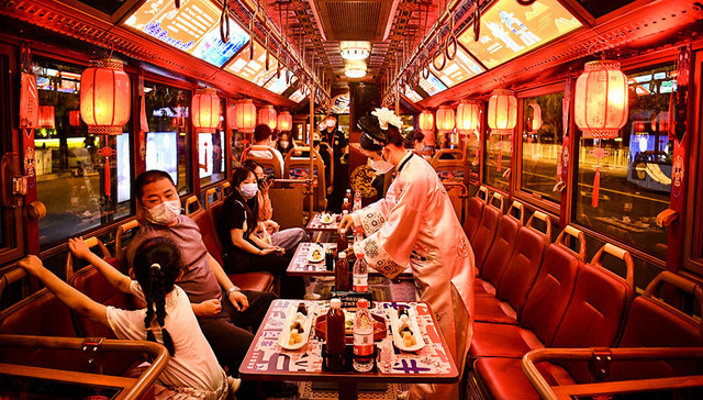 每周奇趣掠影 | 北京“铛铛车”夜景观光线中秋开跑，南非面包店特制蛋糕纪念英国女王