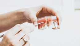 种植牙“暴利”神话破灭，口腔行业迎重大拐点