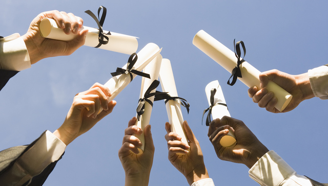 【评论】专科生“逆袭”读研后送外卖，突破职业发展“天花板”不能依赖学历提升