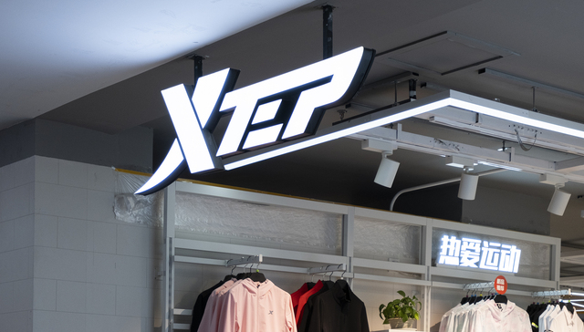 Sportswear seeks new profit in coffee shops