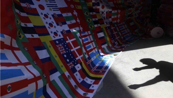 世界杯即将进入两个月倒计时，义乌猛增的订单正在赶工