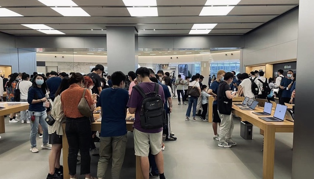 iPhone 14发售日：北上深苹果店排队热度不减，最多排了200人