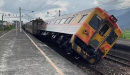 臺(tái)灣花蓮6.9級(jí)地震致火車傾斜，為今年以來(lái)我國(guó)最大地震