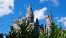 北京環(huán)球影城的“一周年”和迪士尼的100年