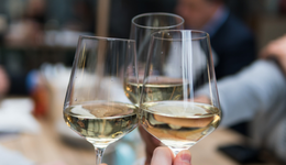 男女消费基本持平、四五线城市增长，“微醺”市场或迎新增长点