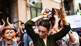 每周奇趣掠影丨日本福岛部分城镇11年来首次重新开放；女子未戴头巾离奇死亡后，伊朗女子剪发抗议