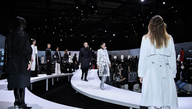 波司登新款轻薄羽绒服在沪亮相，普拉达2023春夏女装系列大秀开场 ｜ 是日美好事物