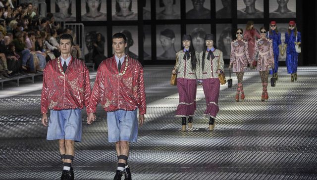 奇观制造的“王者”归来，古驰将68对双胞胎送上秀场