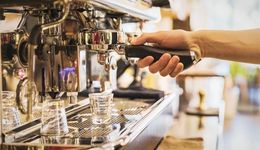 靠主播爆火的T97，咖啡里賣著加盟與售課的藥？