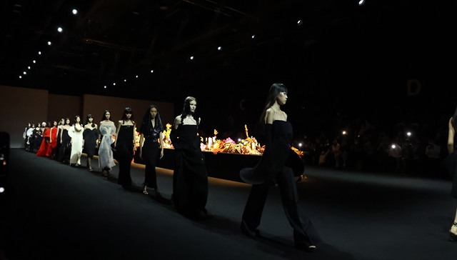 立体剪裁雕刻女性体态正时兴｜上海时装周