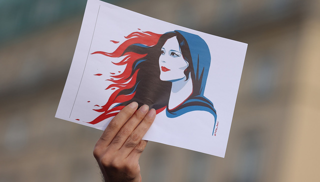 从1979年革命至今，伊朗的现代性焦虑与女性地位改变了吗？