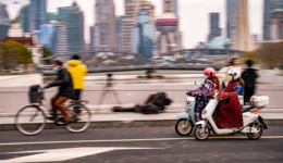 上海市人大舉行的這場會議，揭開“戴頭盔”入法背后的故事