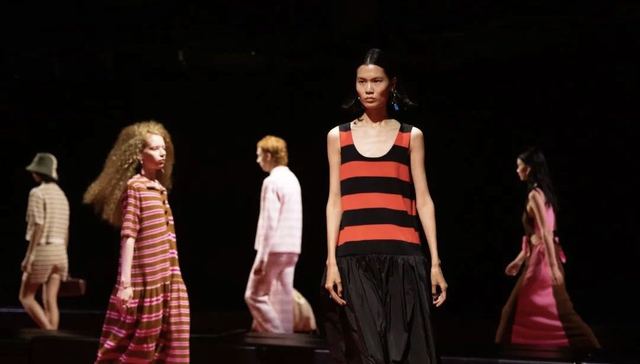 服饰柔软易折，仍可为女性而歌｜上海时装周