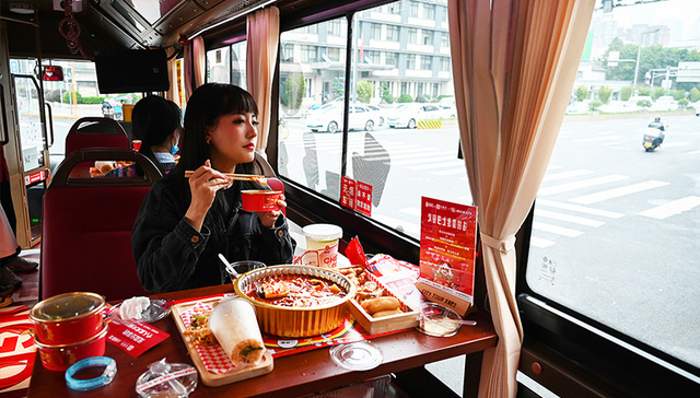 每周奇趣掠影丨成都“火锅巴士”升级；时隔8年，“大黄鸭”再次回归首尔