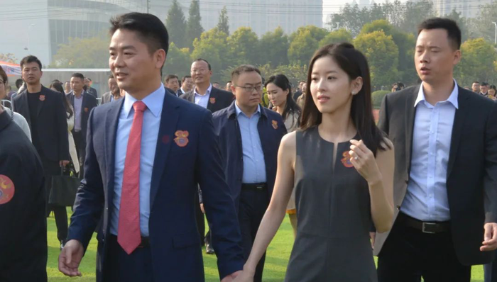 电厂丨“明州事件”双方和解 刘强东称感谢妻子陪伴