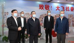 大力弘揚大飛機人的優(yōu)良作風！李強參觀C919大型客機研制群英譜影像展，慰問項目團隊勞模代表