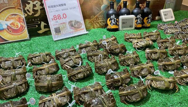 大闸蟹旺季黄酒销售遇冷，年轻化能否成救命稻草？