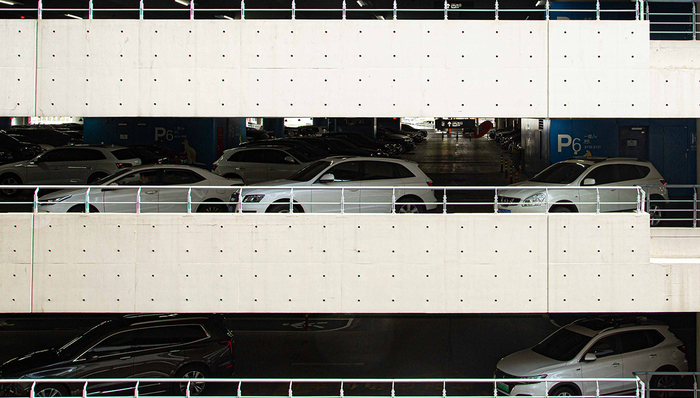 8000万辆车在找停车位，停车难怎么办？