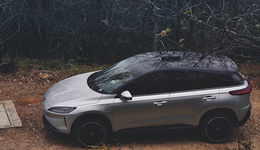 四重暴击，小鹏汽车掉队“蔚小理”？