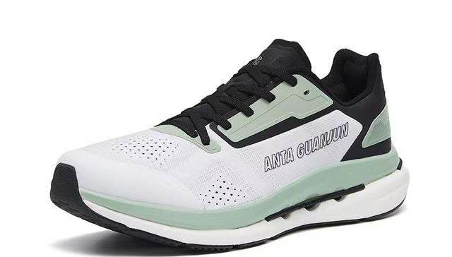 一周运动新品 | 安踏推出冠军跑鞋“雳刃”，李宁防护主题秋冬上新