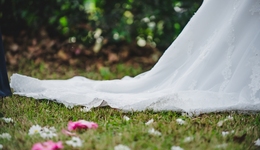 在苏州虎丘，新人用600块钱买一件婚纱