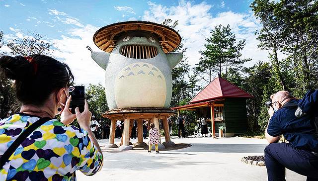 每周奇趣掠影丨印度寺庙为一条“素食”鳄鱼举办葬礼；日本吉卜力工作室打造主题公园