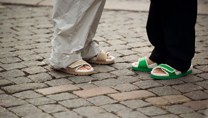 【深度】天冷了，但年轻人还在穿拖鞋