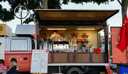 万物皆可“地摊”，现在的餐厅为什么都越来越“土”了？