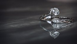 培育钻石价格波动，力量钻石三季度净利环比下滑，股价较年内高点几近腰斩