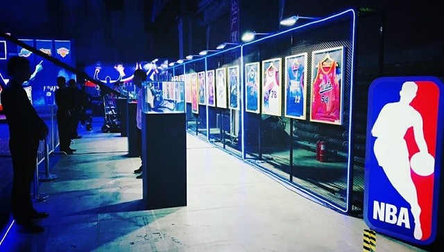 詹姆斯、杜兰特等球星纷纷入股，复古球衣品牌Mitchell & Ness有何魅力？