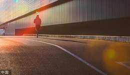 东鹏饮料三季度卖出23亿元，经销商达2600家，淡季来临前傅友兴加仓