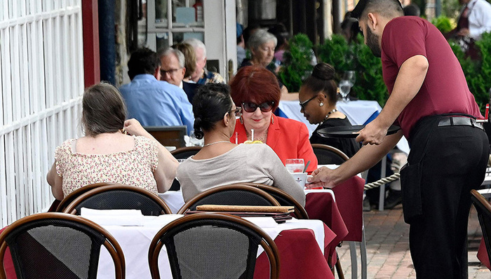 美国三季度GDP年化环比增长2.6%，经济学家称不可持续