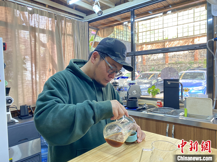 图为10月21日，刘肇中在咖啡工作室里品尝刚刚冲好的咖啡。 a target='_blank' href='/'p中新社/a记者 陈静 摄