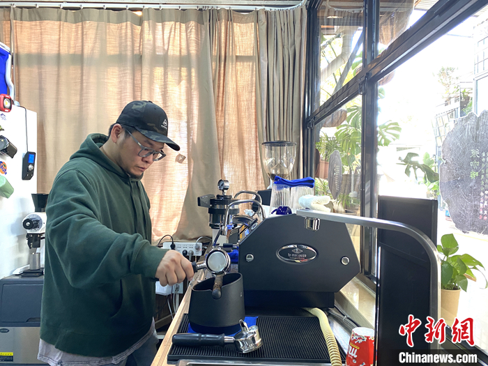 图为10月21日，刘肇中在咖啡工作室里制作咖啡。 a target='_blank' href='/'p中新社/a记者 陈静 摄
