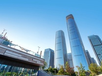 吴亚军潜入湖底