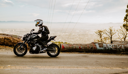 钱江摩托“重生录”：两种突围路径的失与得