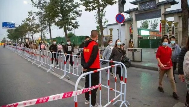 郑州当地政府要求富士康落实四方责任，公司成立感染员工转运小组