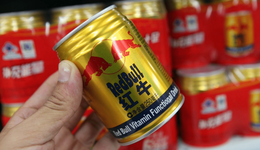 嚴(yán)彬是誰？紅牛背后的財(cái)富恩怨