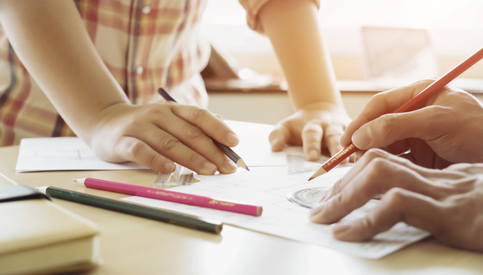 教育新基建一触即发，国新文化涨停，教育ETF（513360）盘中溢价