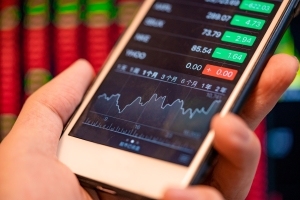 港股互联网、医药、汽车股走弱，港股科技ETF（513020）跌近2%，盘中溢价交易，小鹏汽车跌超9%