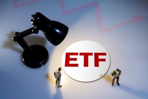 午后钢铁板块盘中走强，钢铁ETF（515210）涨超1.1%，沙钢股份涨停