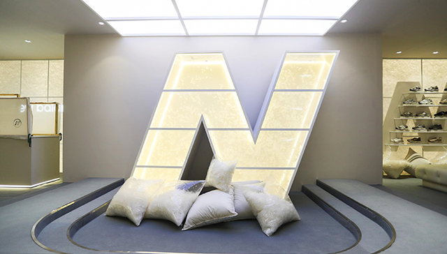 New Balance于北京打造“冬日质造”Pop-up店铺，UKISS携手TakiTaki推出联名彩妆礼盒｜是日美好事物