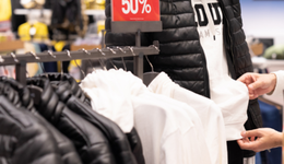 波司登，万元羽绒服在海外心虚了吗？