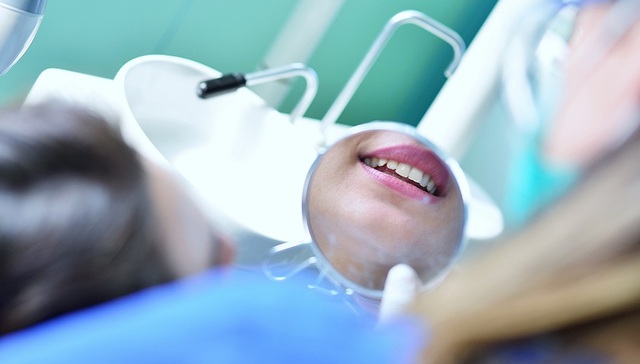 通策医疗旗下核心医院宣布种植牙降价20%，集采未至多机构已打响“价格战”